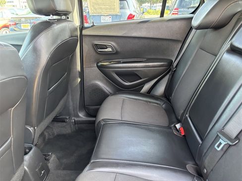 Used 2022 Chevrolet Trax LT w/ LT Convenience Package image 13