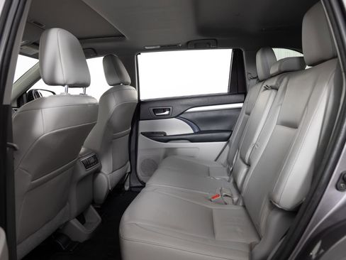 Used 2015 Toyota Highlander XLE image 19