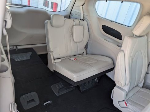 Used 2017 Chrysler Pacifica Touring-L FWD image 18