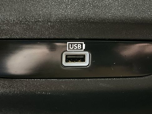 Used 2018 Chrysler Pacifica Limited w/ Tire & Wheel Group FWD image 12