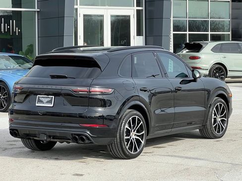 Used 2021 Porsche Cayenne Turbo image 2