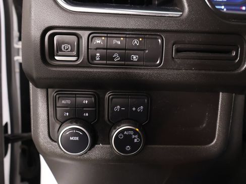 Used 2023 Chevrolet Tahoe Z71 w/ Luxury Package AWD/4WD image 8