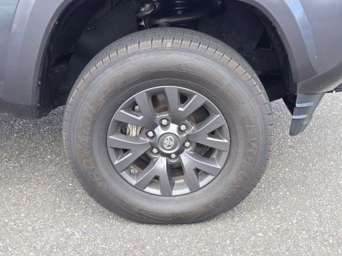 Used 2020 Toyota Tacoma SR5 AWD/4WD image 9