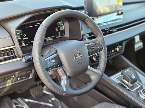 New 2025 Mitsubishi Outlander SE image 18