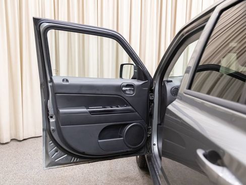 Used 2013 Jeep Patriot Latitude w/ Sun/Sound Group FWD image 8