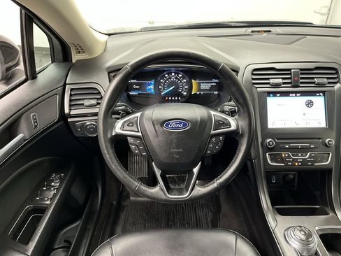 Used 2018 Ford Fusion SE w/ Equipment Group 201A FWD image 13