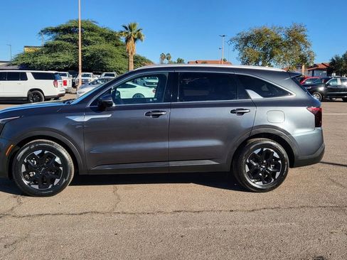 Used 2024 Kia Sorento S image 5