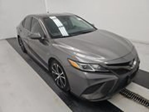 Used 2020 Toyota Camry SE FWD image 3