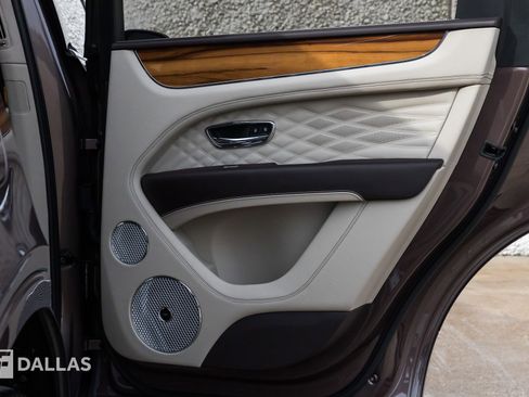 Used 2024 Bentley Bentayga Azure image 33