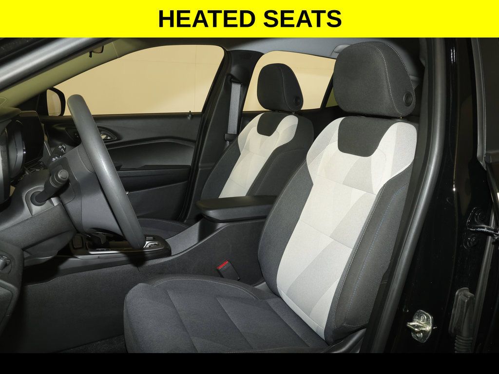 Used 2024 Chevrolet Trax LS w/ LS Convenience Package FWD image 3