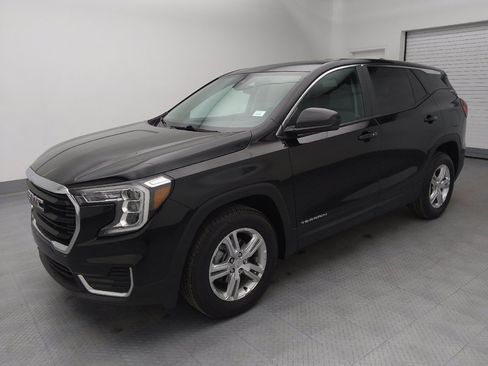 Used 2022 GMC Terrain SLE image 2
