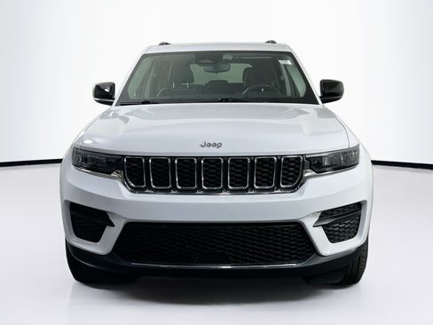 Used 2023 Jeep Grand Cherokee Laredo AWD/4WD image 2