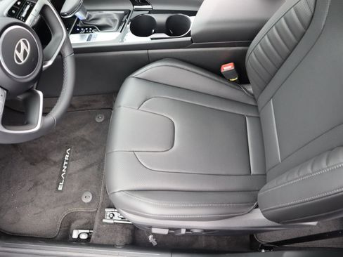 New 2025 Hyundai Elantra Limited image 18