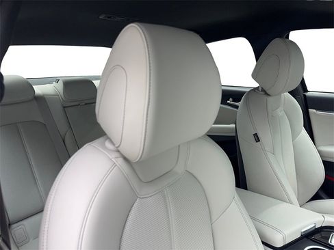 Used 2025 Genesis G70 2.5T image 46