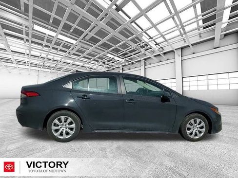 Used 2025 Toyota Corolla LE image 2