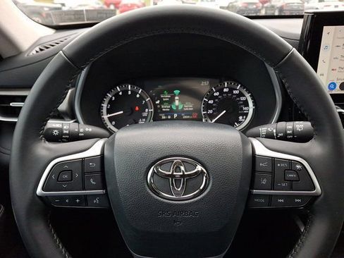 Used 2024 Toyota Highlander XLE FWD image 24