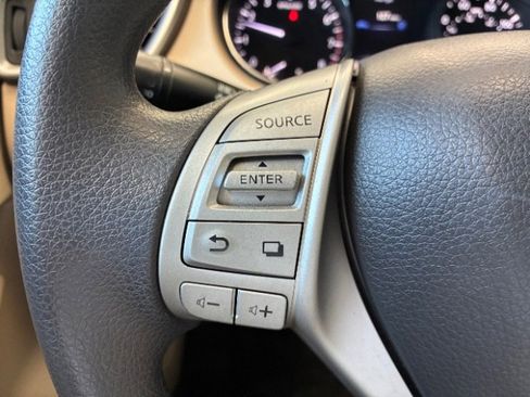 Used 2016 Nissan Rogue SV image 18