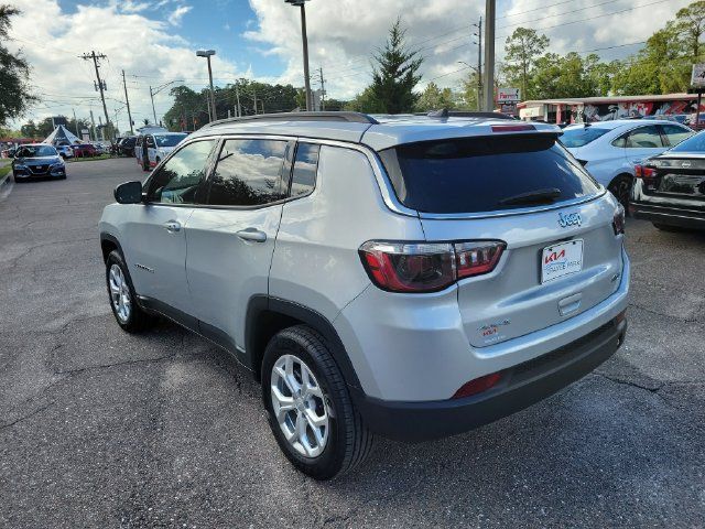 Used 2024 Jeep Compass Latitude AWD/4WD image 3
