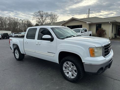 Used 2009 GMC Sierra 1500 SLT w/ Suspension Package, Off-Road image 3