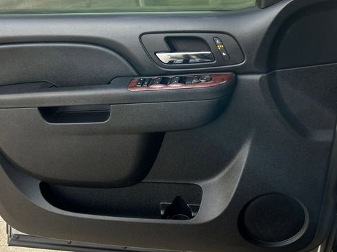 Used 2013 Chevrolet Suburban LT image 24