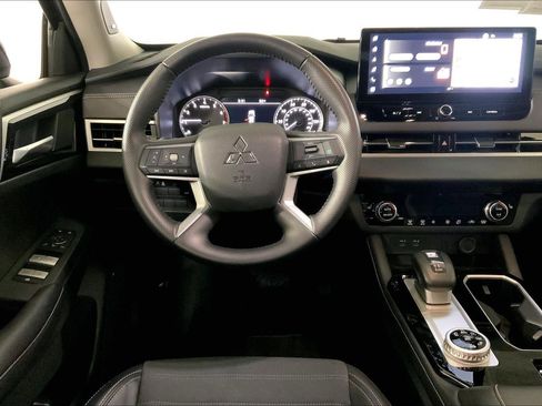 Used 2025 Mitsubishi Outlander SE image 5