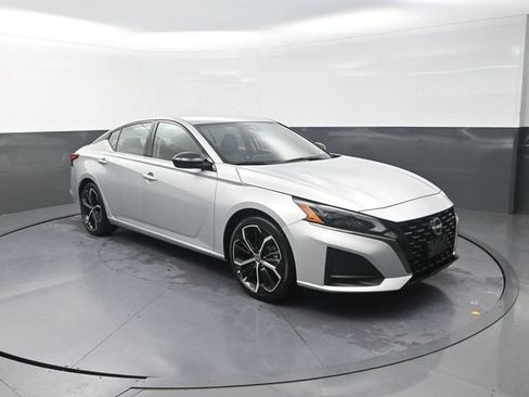 Used 2024 Nissan Altima 2.5 SR FWD image 10