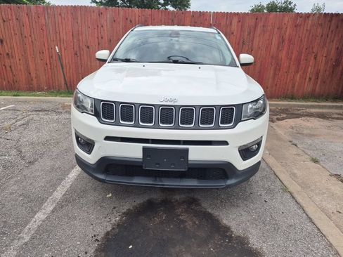 Used 2018 Jeep Compass Latitude FWD image 17