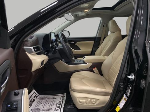 Used 2021 Toyota Highlander XLE image 31