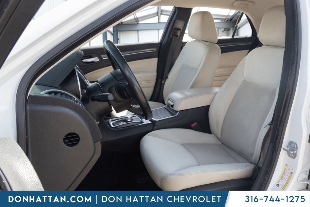 Used 2020 Chrysler 300 Touring w/ Driver Convenience Group RWD image 18