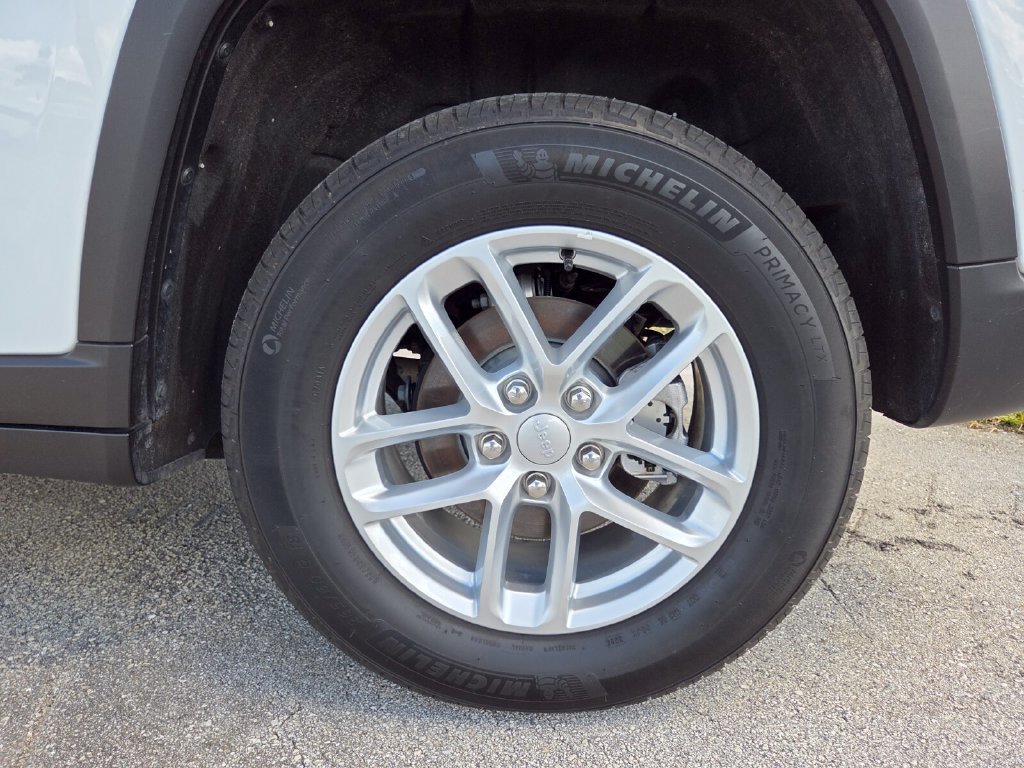 Used 2025 Jeep Grand Cherokee Laredo RWD image 21