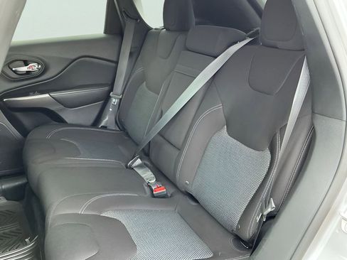 Used 2019 Jeep Cherokee Latitude w/ Cold Weather Group FWD image 26