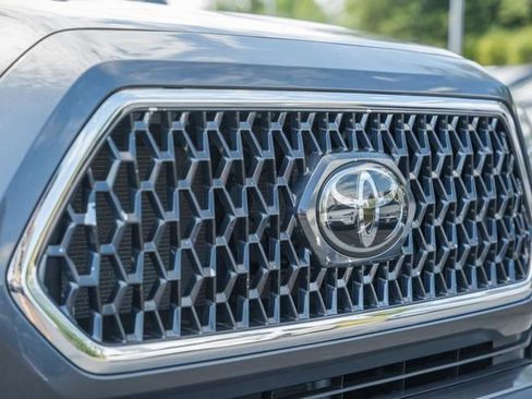 Used 2018 Toyota Tacoma TRD Off-Road w/ Four Season Floor Mat Package AWD/4WD image 12