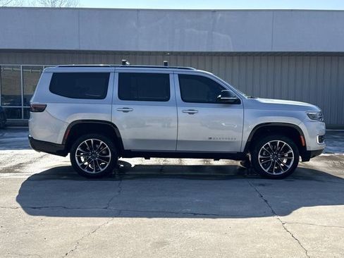 Used 2024 Jeep Wagoneer Series III w/ Premium Group I image 2