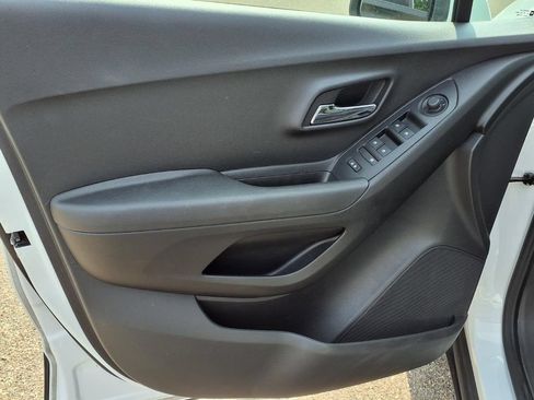 Used 2019 Chevrolet Trax LS FWD image 17