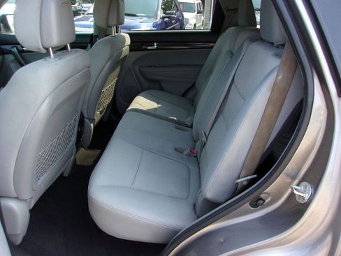 Used 2013 Kia Sorento LX image 10