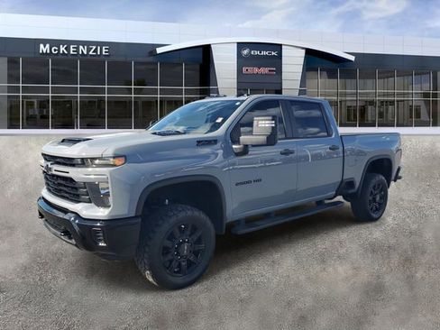 Used 2024 Chevrolet Silverado 2500 Custom w/ Custom Value Package image 2