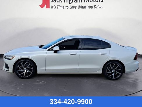 Used 2020 Volvo S60 T5 Momentum image 2