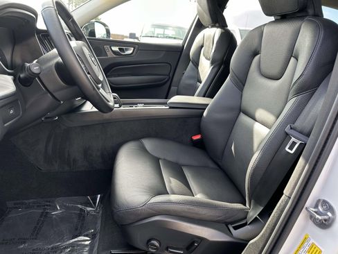 Used 2025 Volvo XC60 B5 Plus image 22