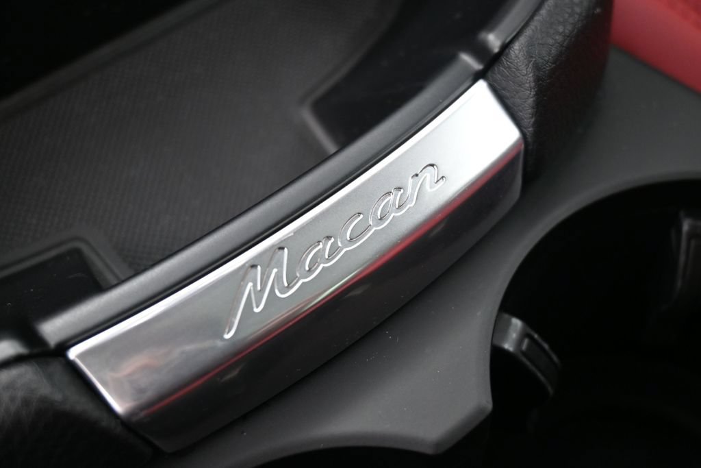 Certified 2025 Porsche Macan AWD/4WD image 19