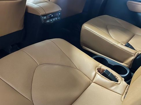 New 2025 Toyota Highlander Platinum image 14
