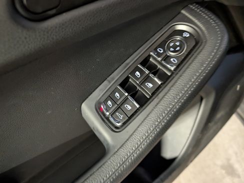 Used 2025 Porsche Macan image 19