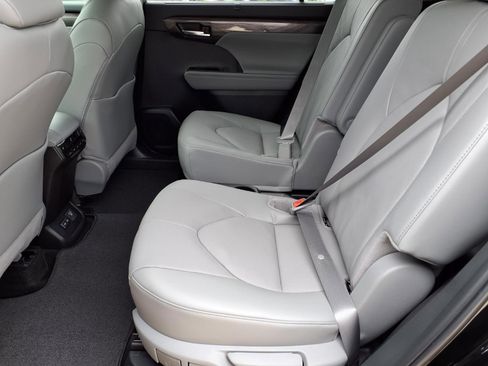 New 2026 Toyota Highlander Platinum AWD/4WD image 10