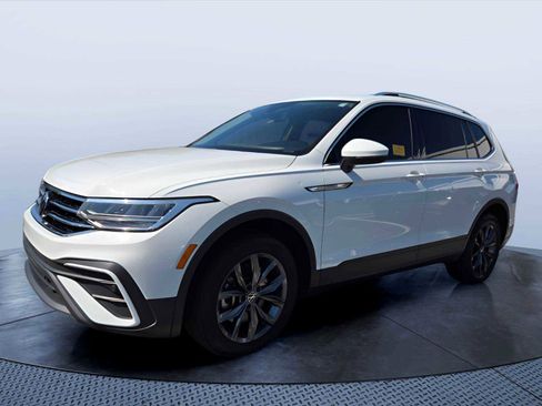 Used 2022 Volkswagen Tiguan SE w/ Panoramic Sunroof Package image 3