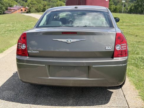 Used 2009 Chrysler 300 Touring RWD image 16