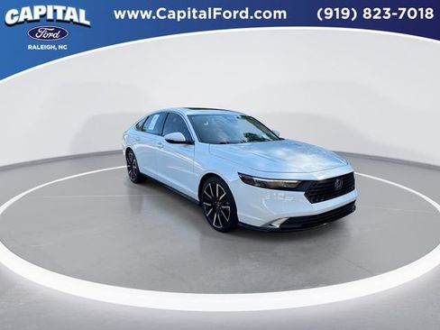 Used 2023 Honda Accord Touring image 2