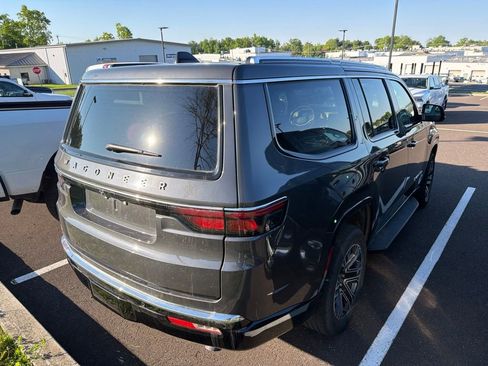 Used 2025 Jeep Wagoneer 4WD image 2