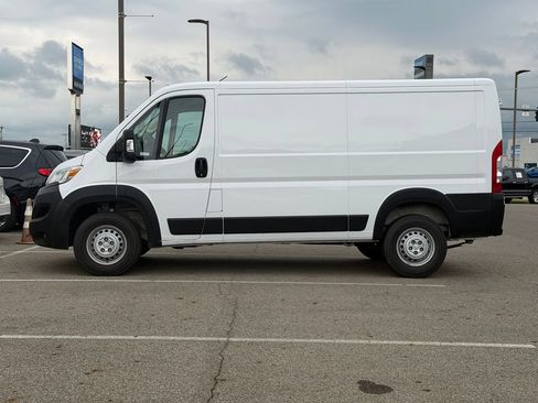 Used 2025 RAM ProMaster 2500 w/ Convenience Group FWD image 3