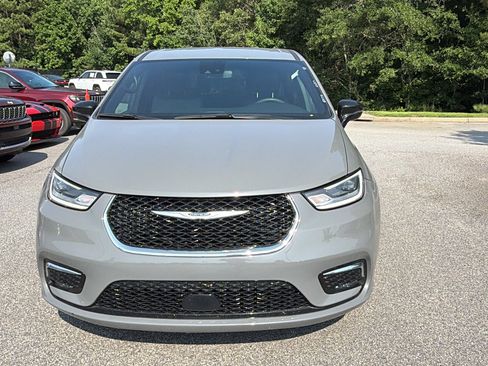 Used 2025 Chrysler Pacifica Select FWD image 3