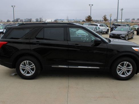 Used 2023 Ford Explorer XLT image 4