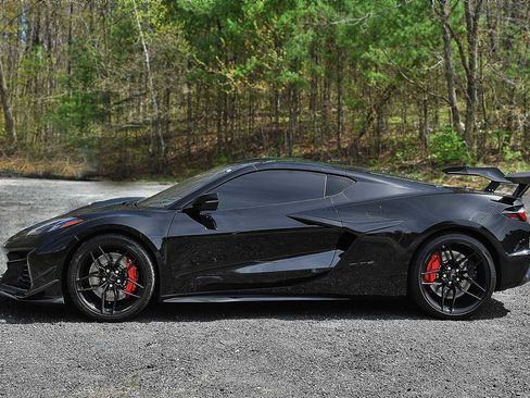 Used 2025 Chevrolet Corvette Z06 RWD image 5